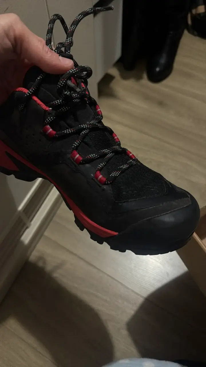 Zapatillas de trekking Mammut negras y rojas - 2