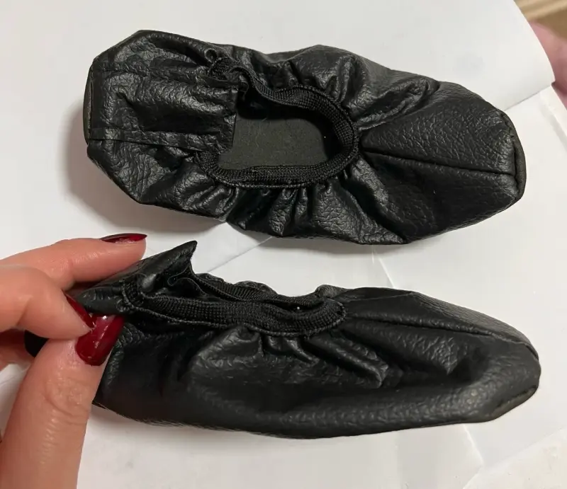 Vestido de niña con flores moradas y zapatitos negros - 1