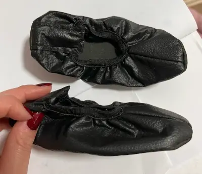 Vestido de niña con flores moradas y zapatitos negros - miniatura 1