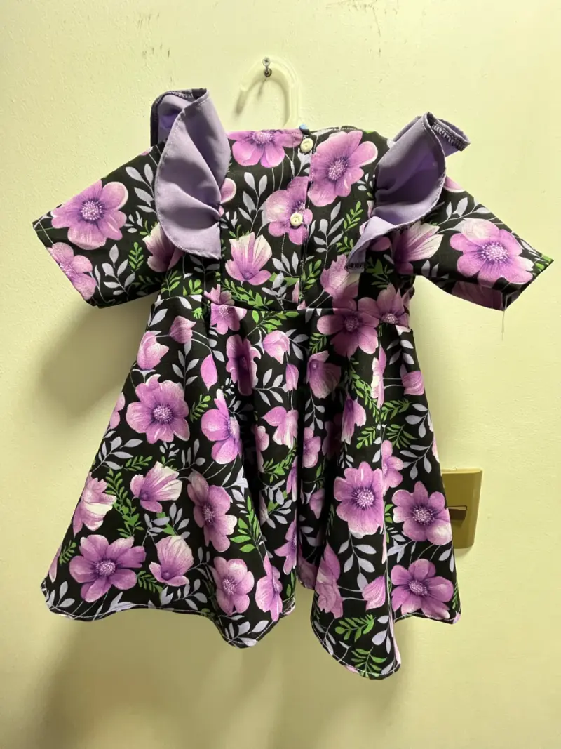 Vestido de niña con flores moradas y zapatitos negros - 2