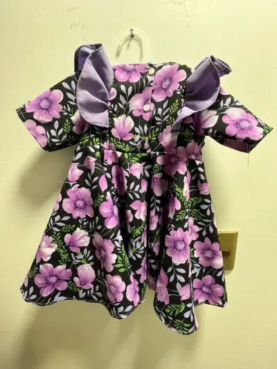 Vestido de niña con flores moradas y zapatitos negros - miniatura 2
