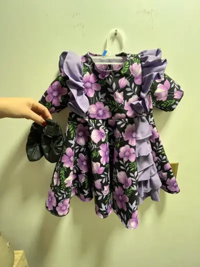 Vestido de niña con flores moradas y zapatitos negros - miniatura 3