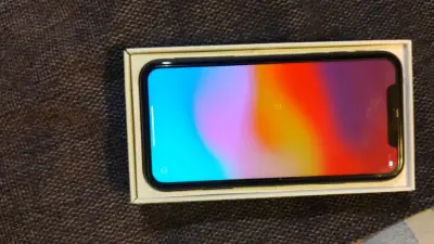 iPhone 11 en buen estado con accesorios - miniatura 2