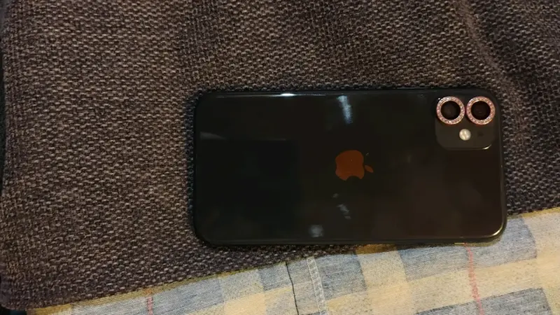 iPhone 11 en buen estado con accesorios - 3