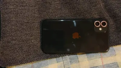 iPhone 11 en buen estado con accesorios - miniatura 3