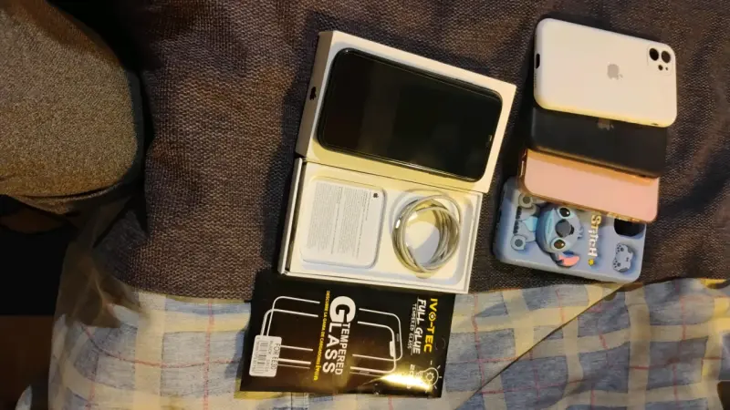 iPhone 11 en buen estado con accesorios - 4