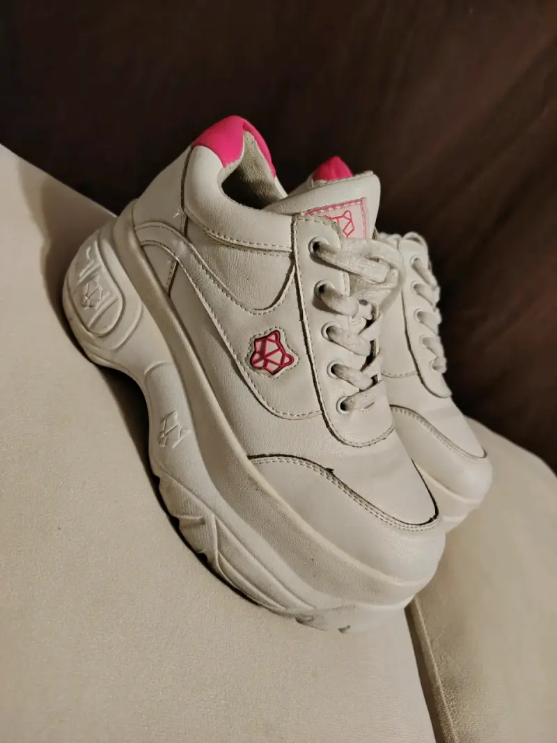 Zapatillas deportivas blancas con detalles rosados - 1