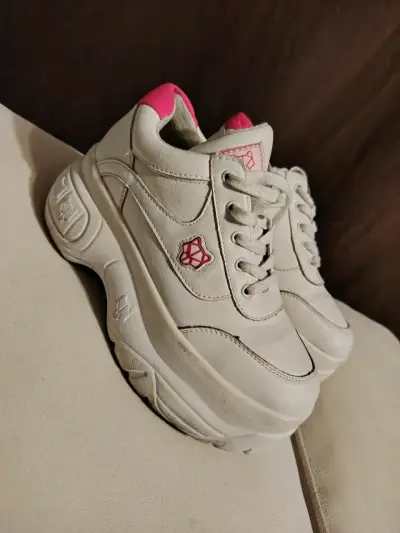 Zapatillas deportivas blancas con detalles rosados - miniatura 1