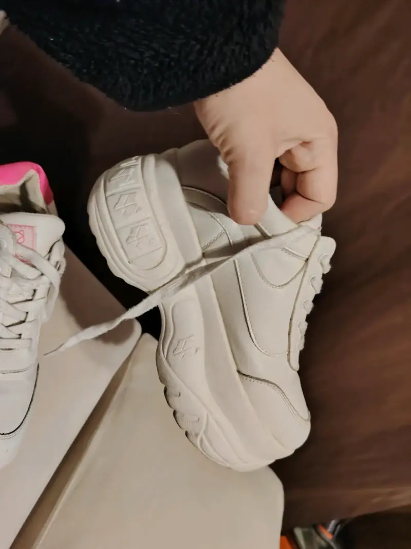 Zapatillas deportivas blancas con detalles rosados - 2