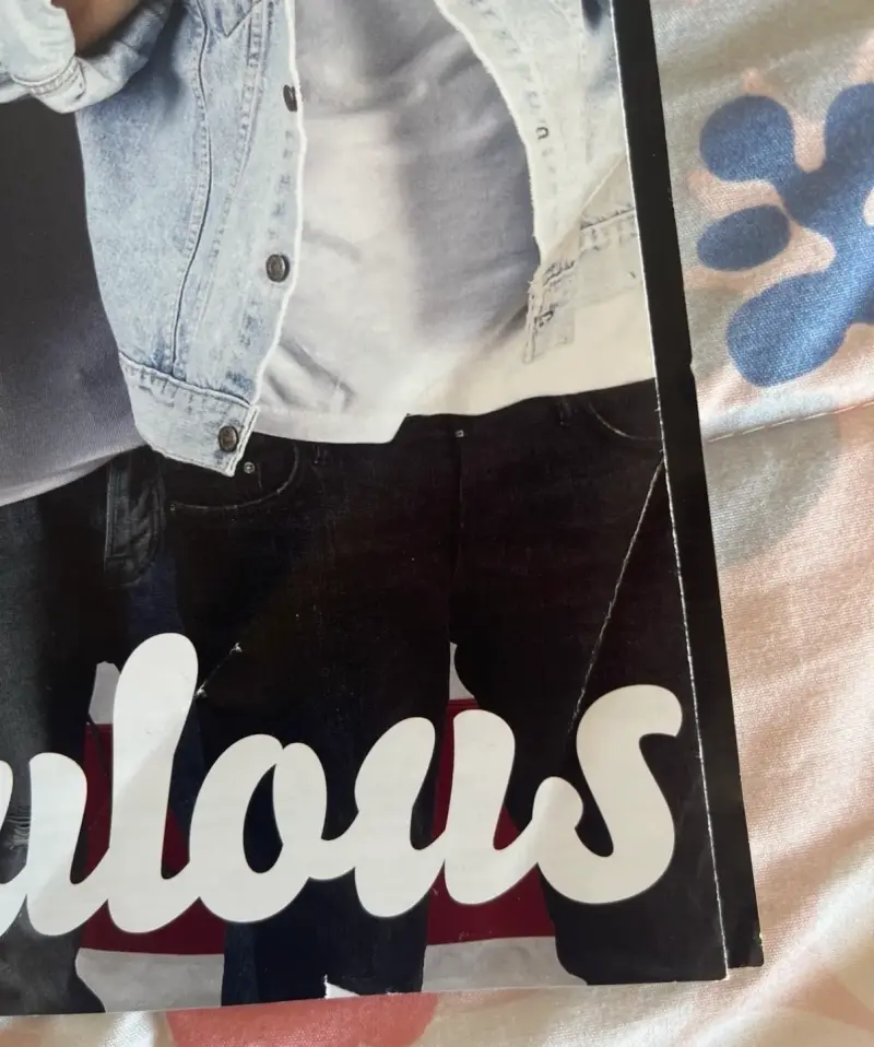 Revista Fabulous con póster de One Direction - 4