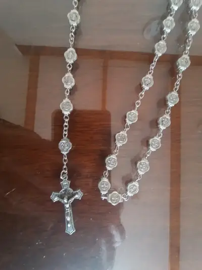 Collar Rosario de metal con crucifijo detallado - miniatura 1