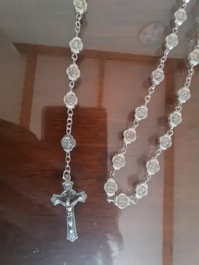 Collar Rosario de metal con crucifijo detallado - miniatura 2