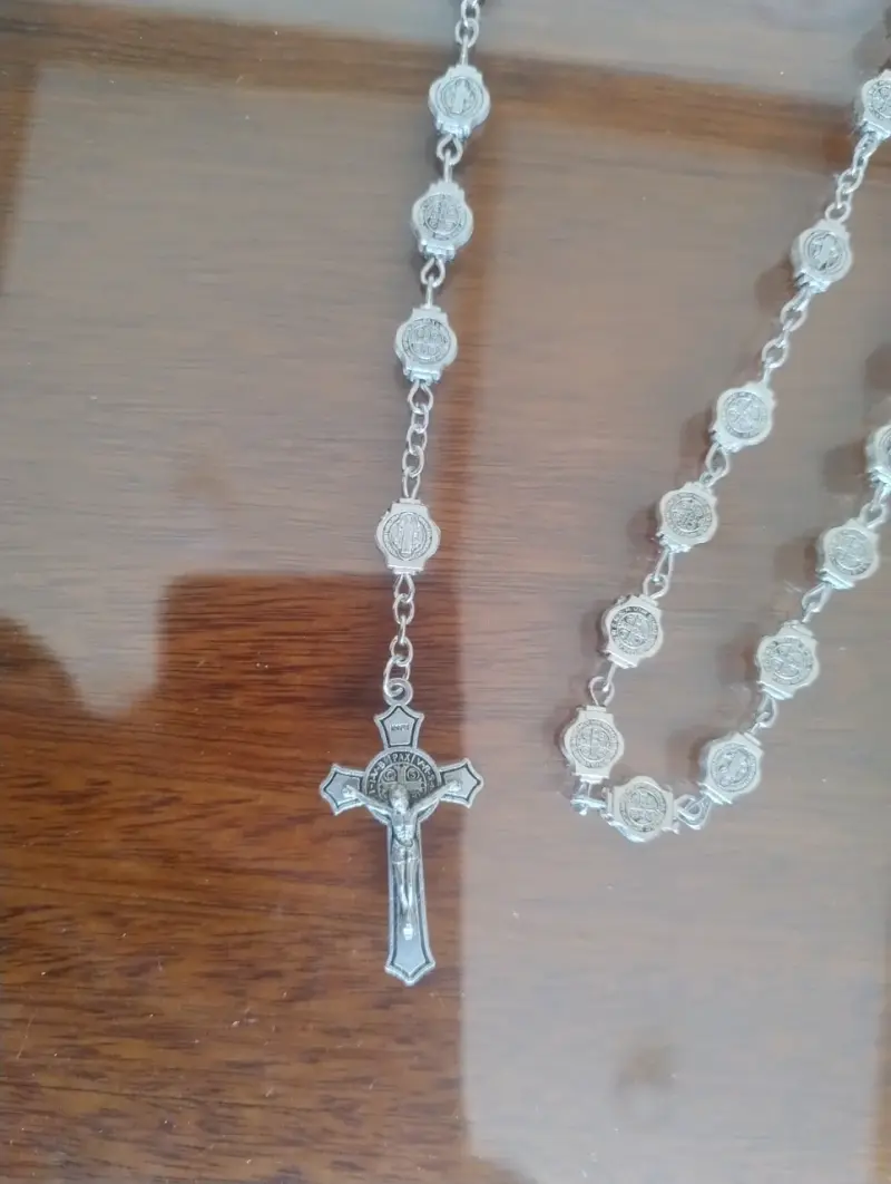 Collar Rosario de metal con crucifijo detallado - 3