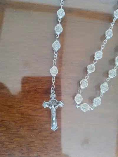 Collar Rosario de metal con crucifijo detallado - miniatura 3