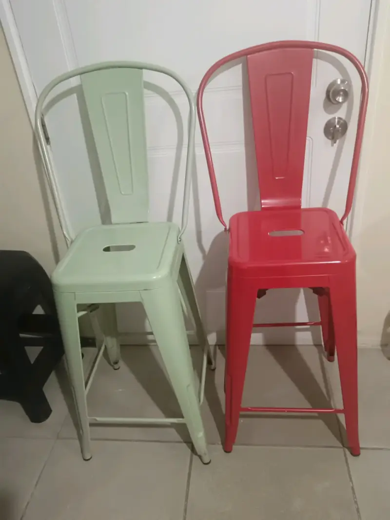 Set de sillas altas metálicas rojo y verde