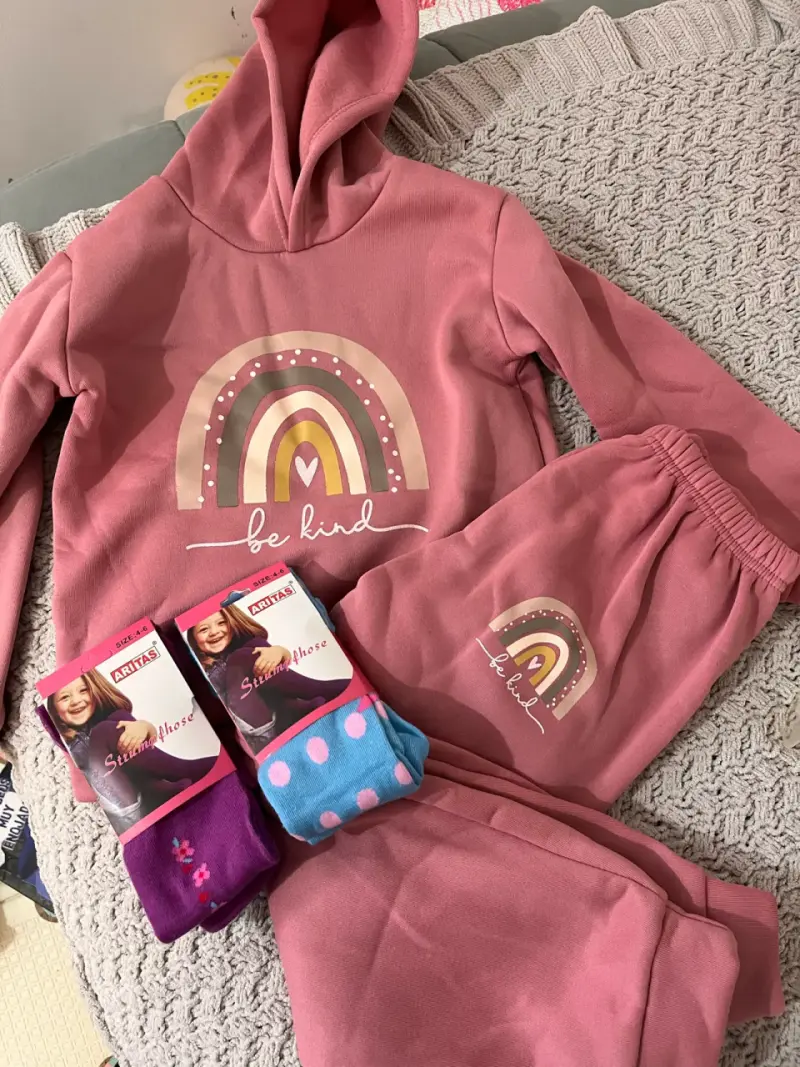 Conjunto de polerón y pantalón rosa para niña con diseño arcoíris - 1
