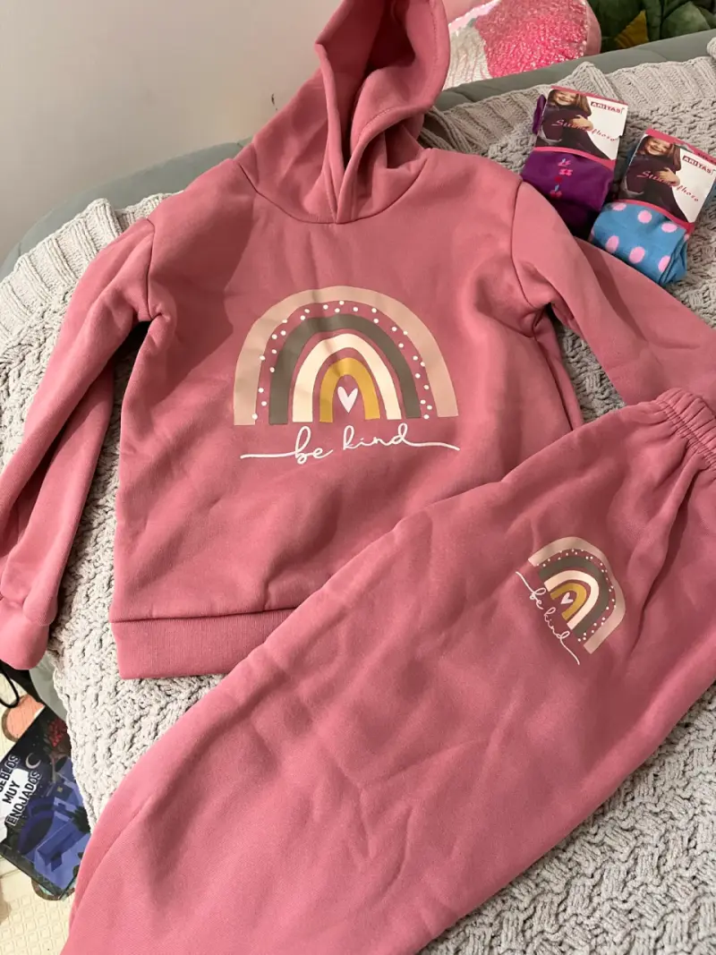 Conjunto de polerón y pantalón rosa para niña con diseño arcoíris - 2