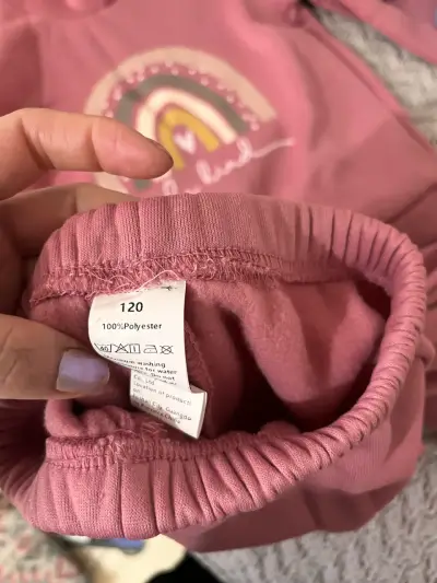 Conjunto de polerón y pantalón rosa para niña con diseño arcoíris - miniatura 3