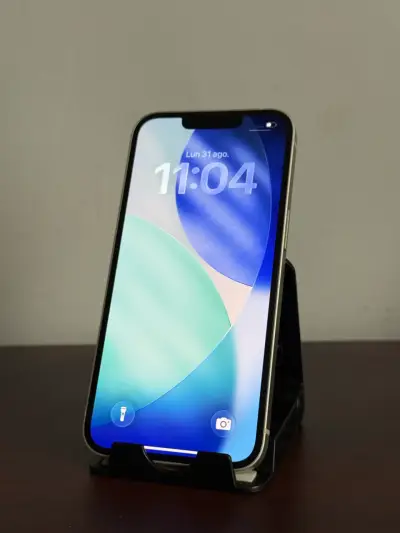 iPhone 13 en excelente estado color blanco - miniatura 1