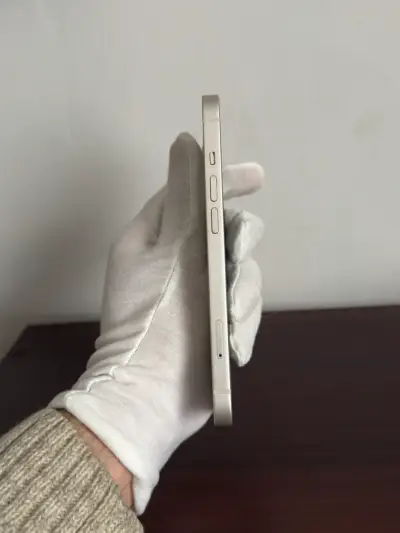 iPhone 13 en excelente estado color blanco - miniatura 3