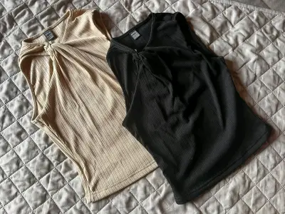 Conjunto de tops sin mangas en beige y negro - miniatura 1