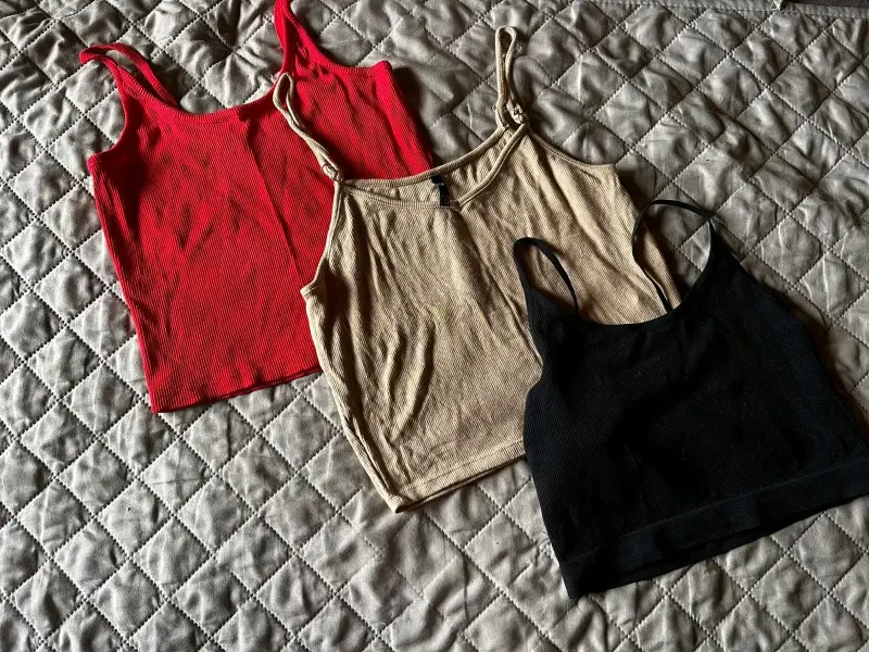 Conjunto de tops sin mangas en beige y negro - 2