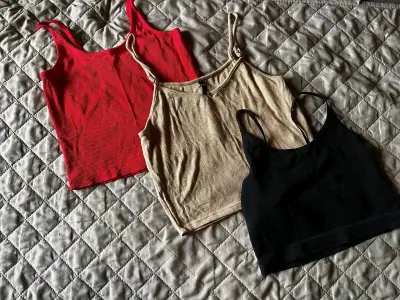 Conjunto de tops sin mangas en beige y negro - miniatura 2