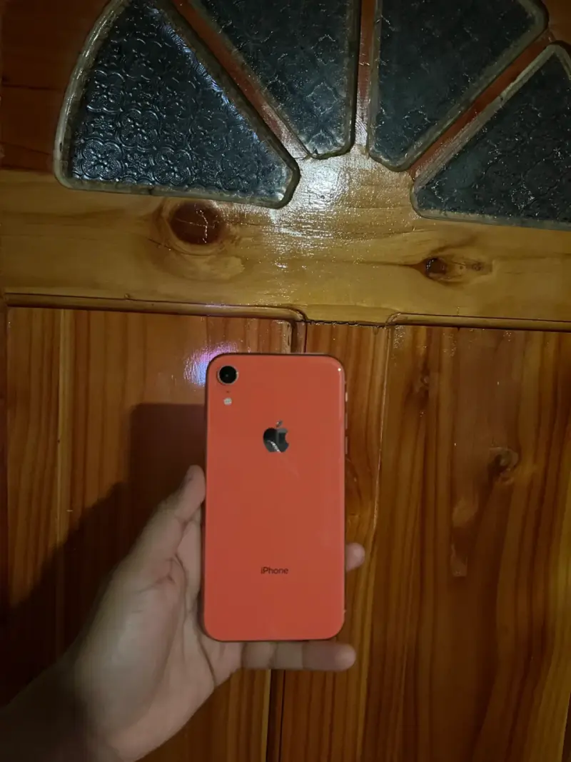iPhone XR color coral en buen estado - 2
