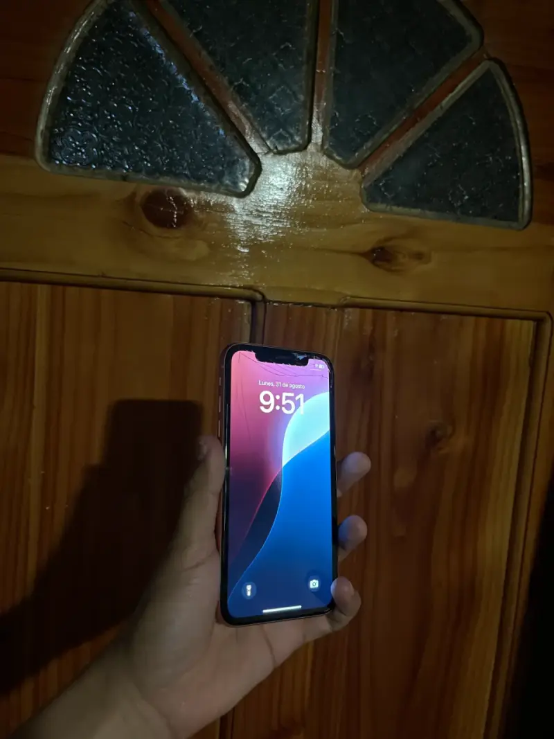 iPhone XR color coral en buen estado - 3