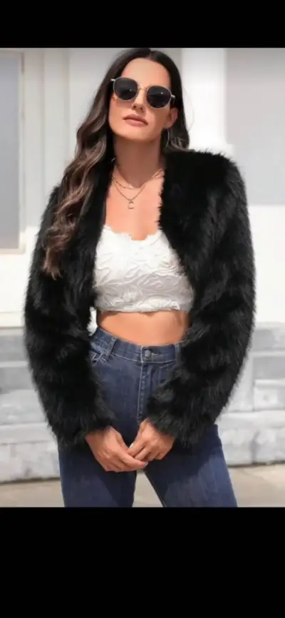 Chaqueta corta de piel sintética negra para mujer - miniatura 1