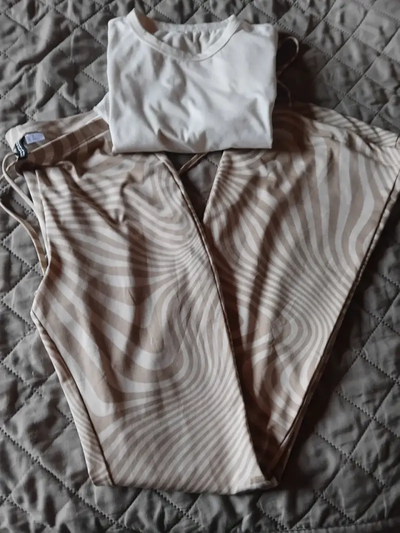 Conjunto de ropa casual para mujer con blusa y pantalones - 1