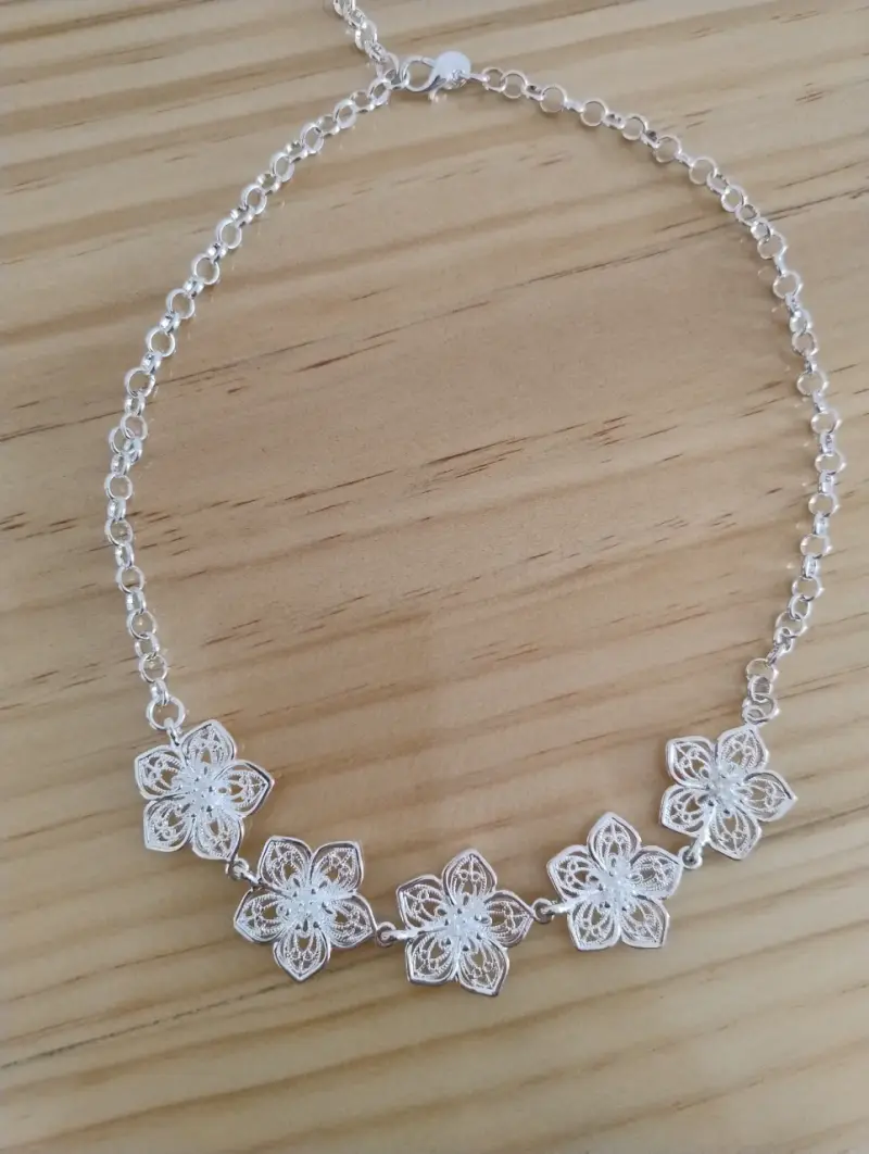 Collar de plata con diseño floral