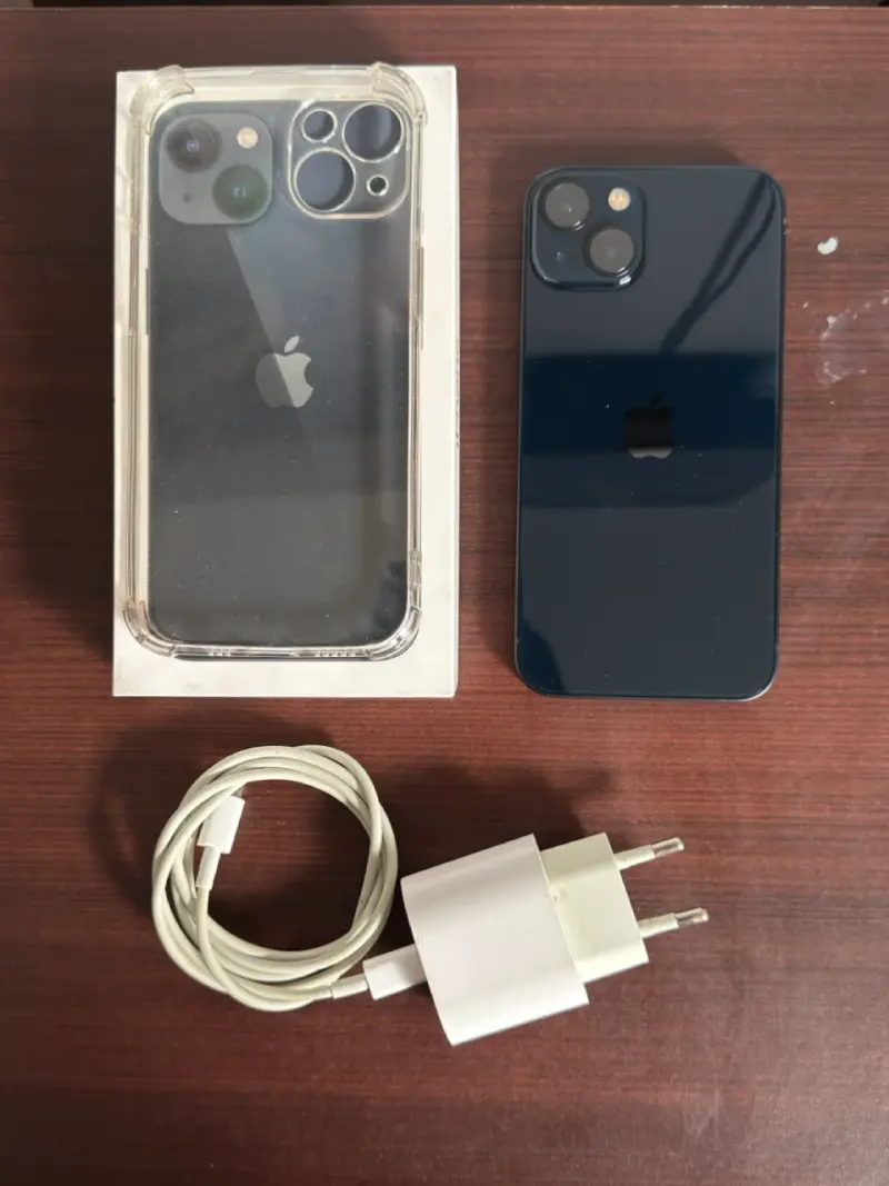 iPhone 13 en buen estado con accesorios incluidos - 1