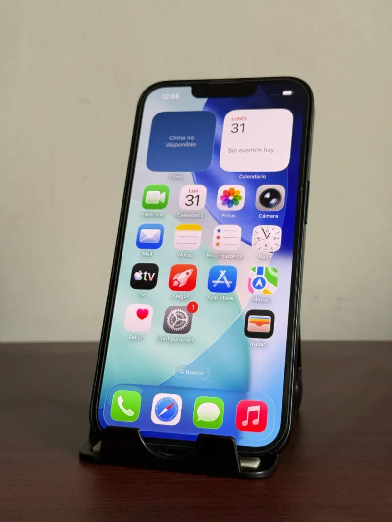 iPhone 13 en buen estado con accesorios incluidos - 2