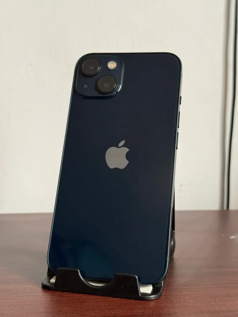 iPhone 13 en buen estado con accesorios incluidos - 3