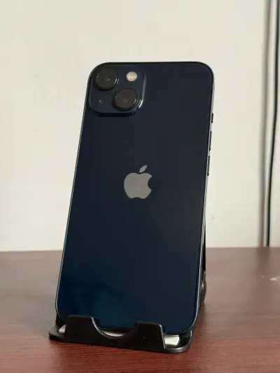 iPhone 13 en buen estado con accesorios incluidos - miniatura 3