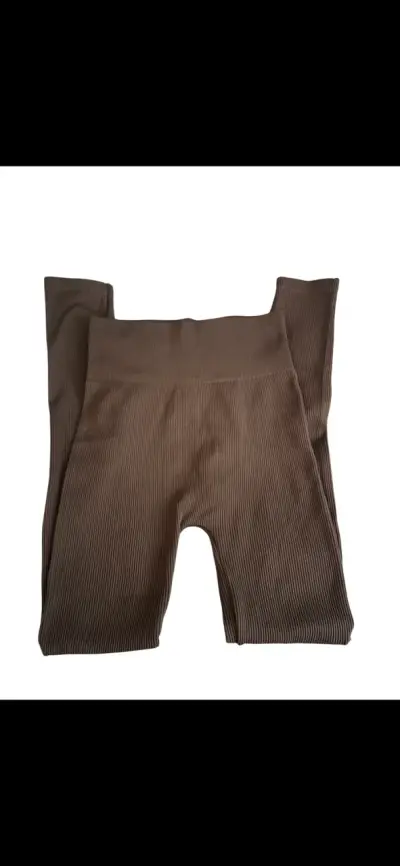 Conjunto de polera y pantalón marrón para mujer - miniatura 2