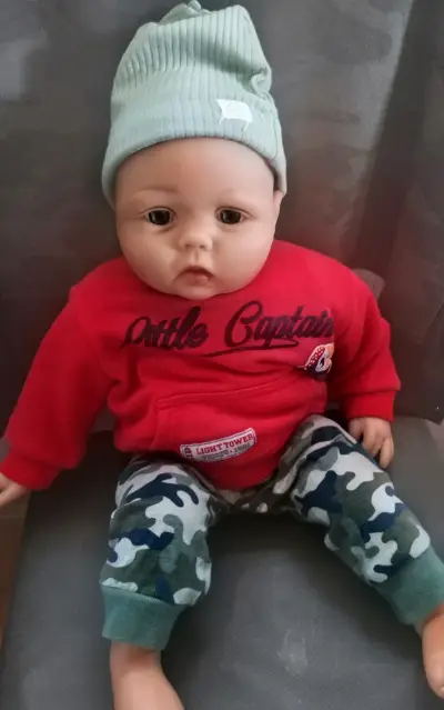 Muñeca bebé con ropa y gorro - miniatura 1