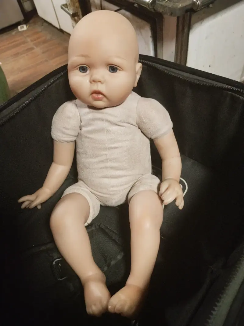 Muñeca bebé con ropa y gorro - 2