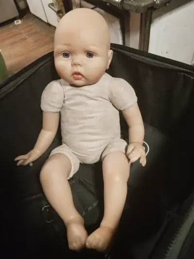Muñeca bebé con ropa y gorro - miniatura 2