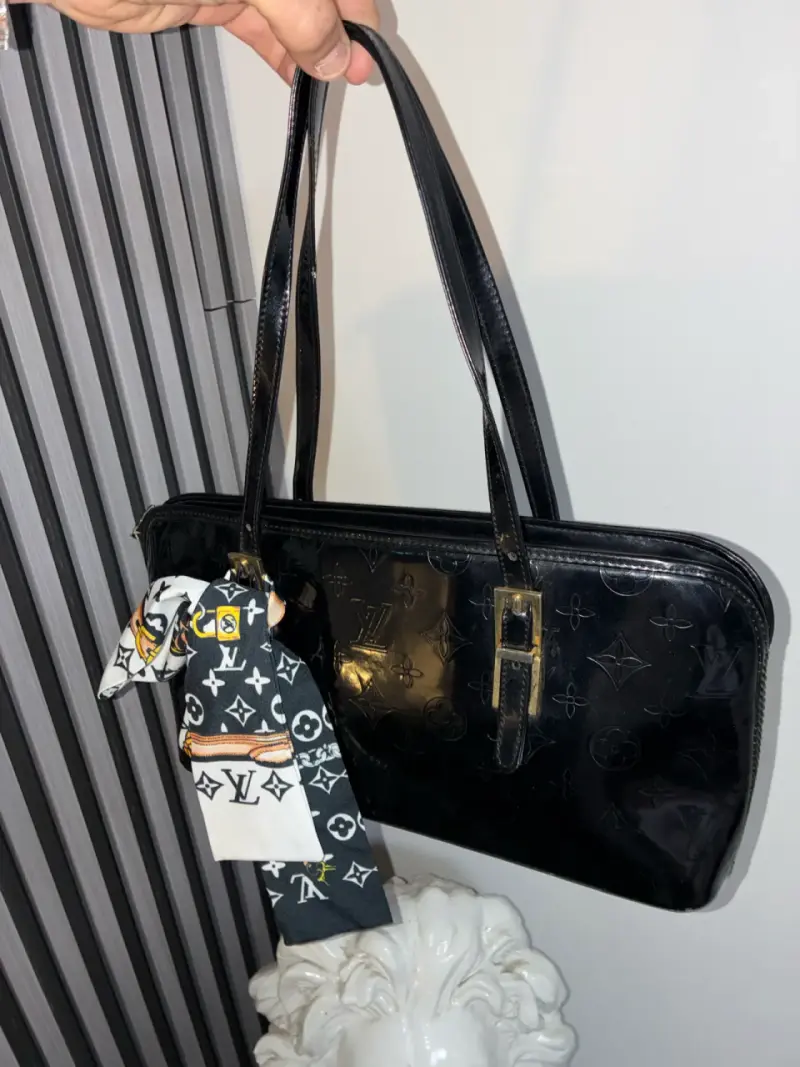 Cartera Lv de charol - 1