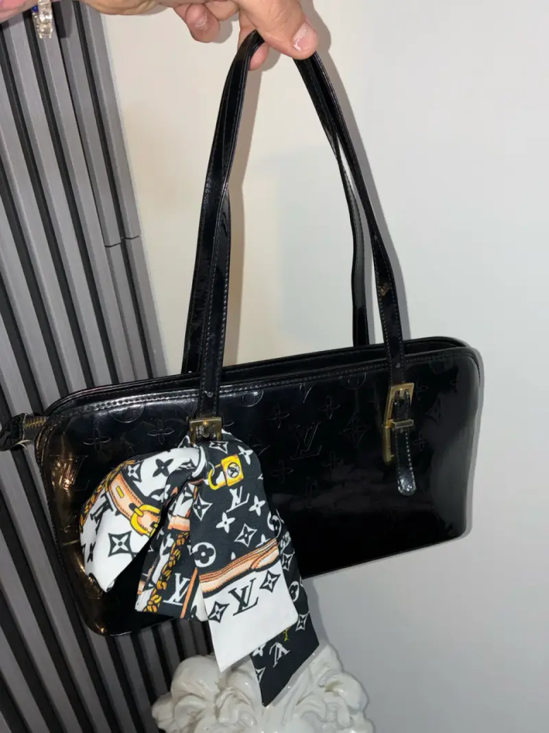 Cartera Lv de charol - 2