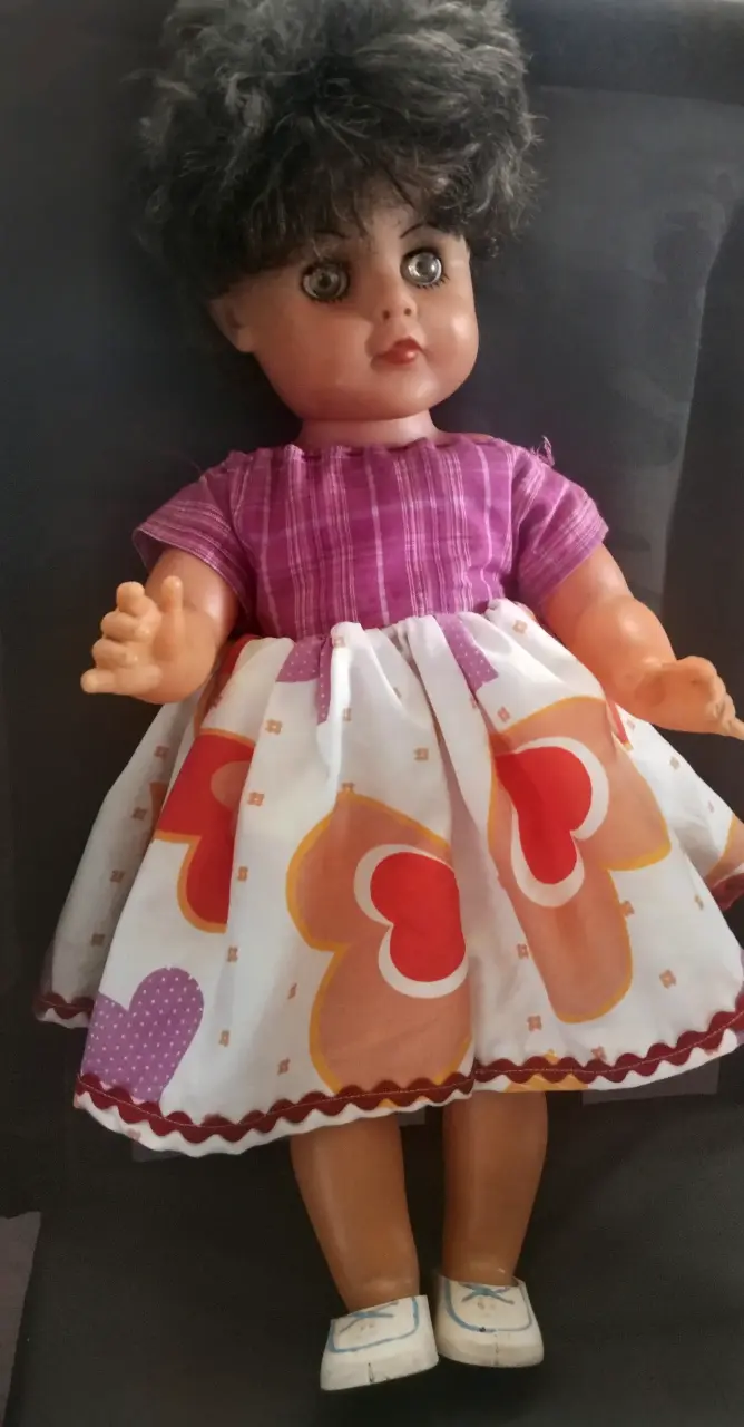 Muñeca vintage con vestido colorido