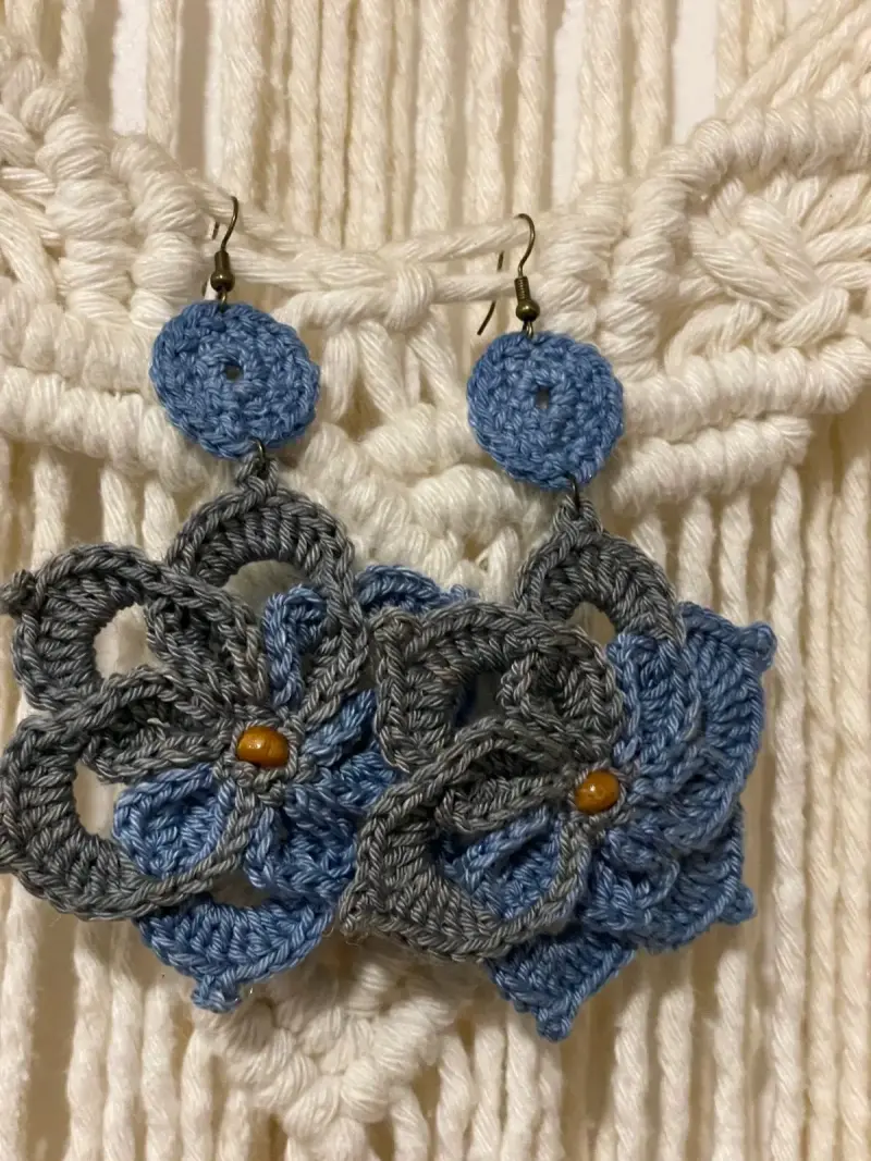 Aros tejidos a crochet con diseño floral - 1