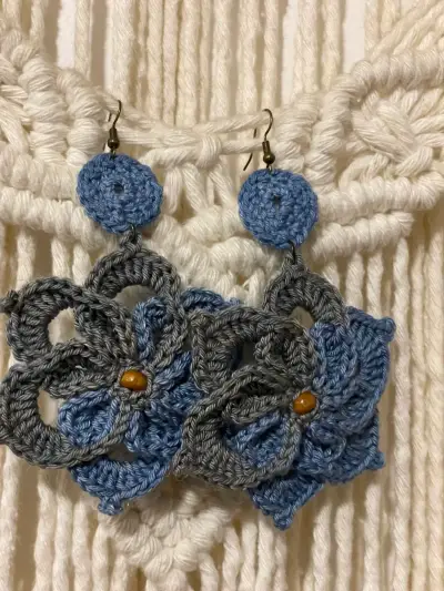 Aros tejidos a crochet con diseño floral - miniatura 1