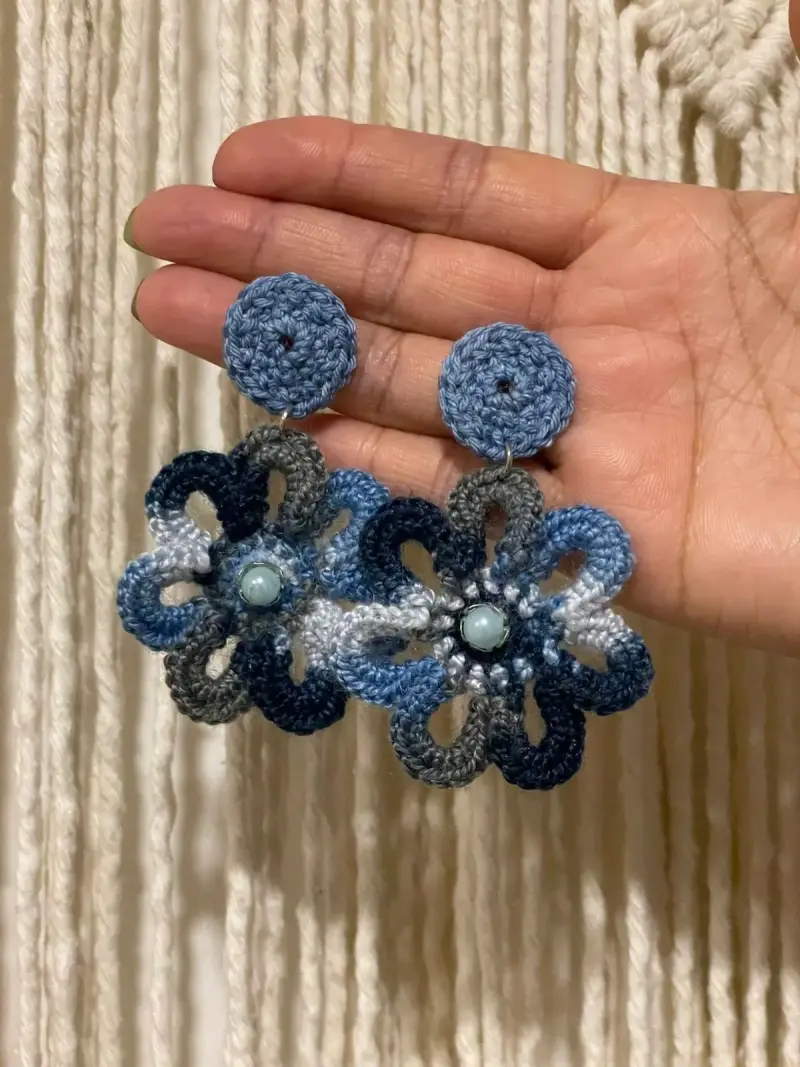 Aros tejidos a crochet con diseño floral - 2