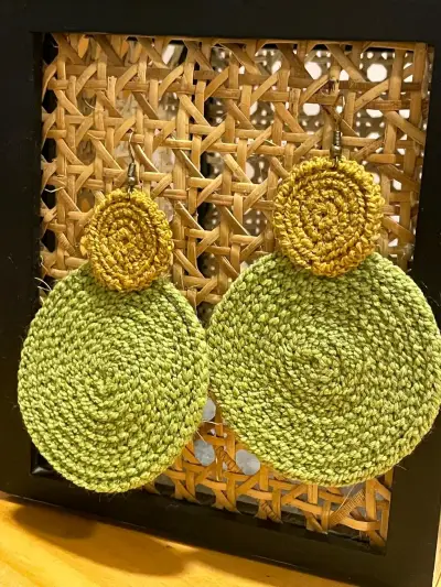 Aros tejidos a crochet con diseño floral - miniatura 3