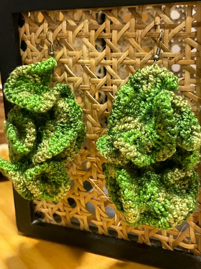 Aros tejidos a crochet con diseño floral - 4