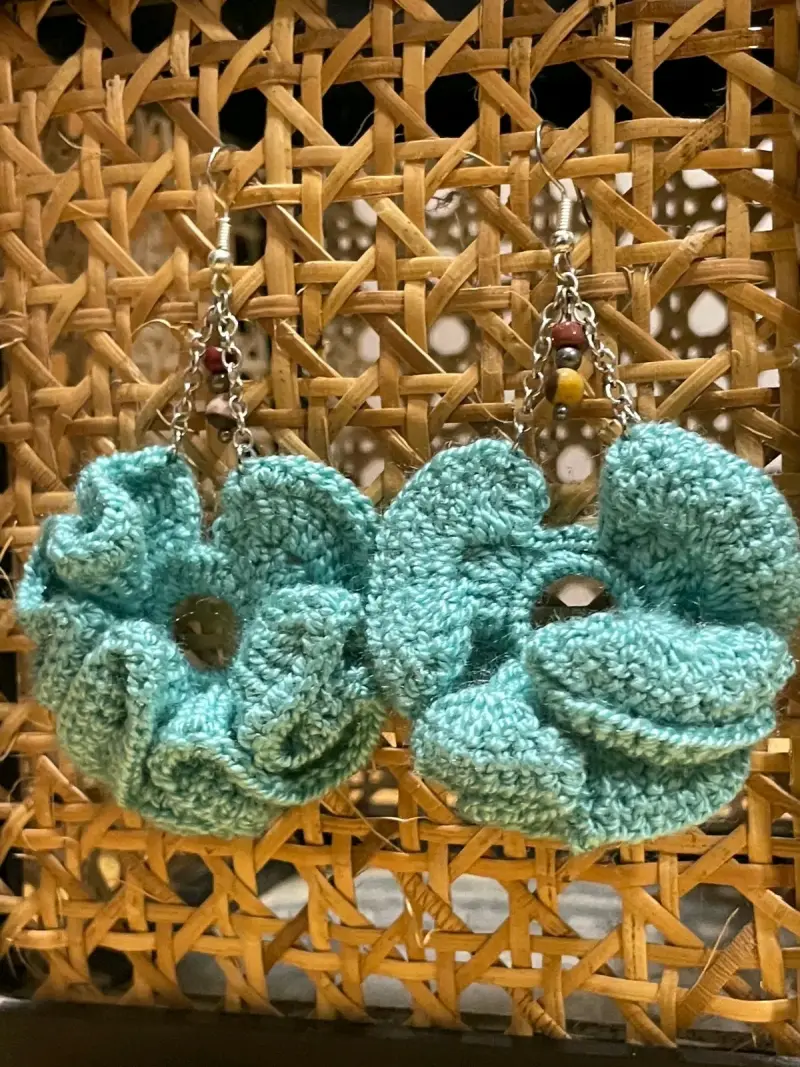 Aros tejidos a crochet con diseño floral - 5