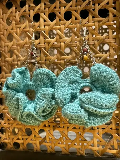 Aros tejidos a crochet con diseño floral - miniatura 5